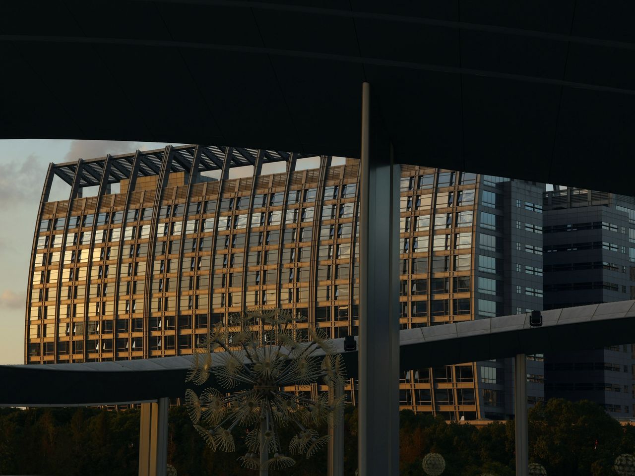 Fachada de edificio de oficinas al atardecer