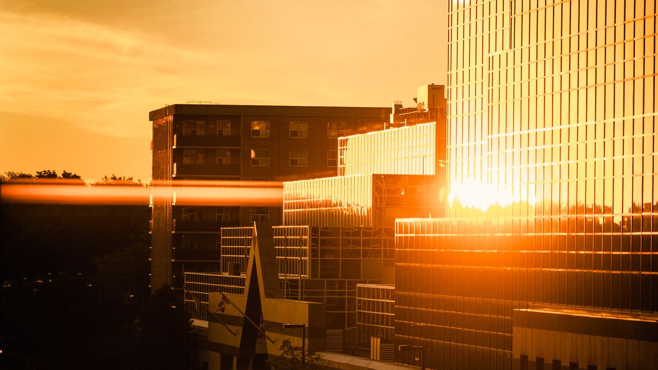Torres de vidrio iluminadas por el atardecer