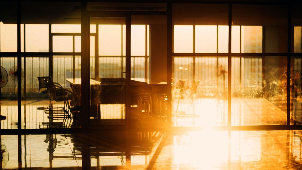 Mesa de reunião diante da cidade ao entardecer