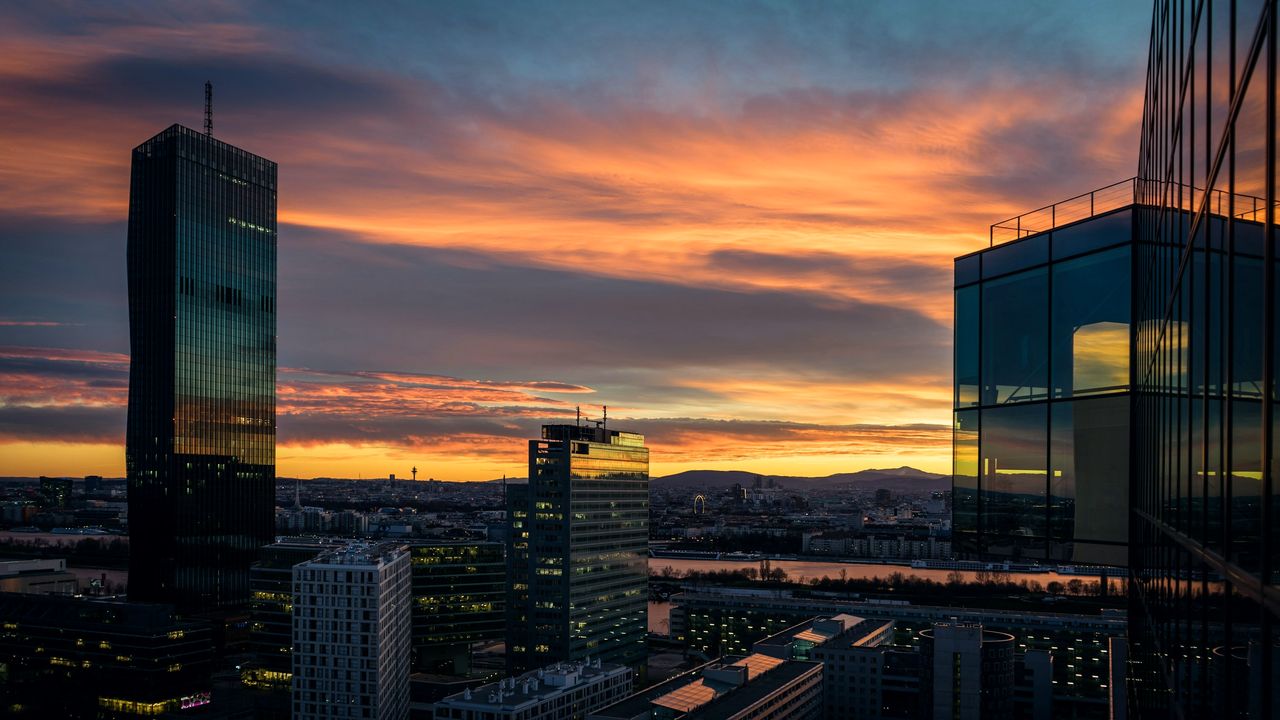 Torres de vidro contra o céu do entardecer sobre a cidade